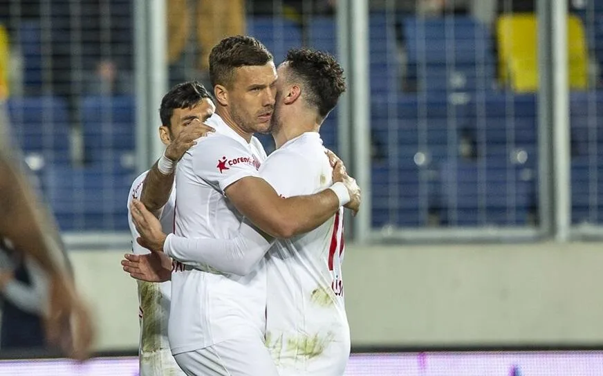 Antalyaspor zirvedekilerle yarışıyor