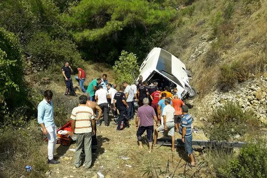 Antalya’da tur otobüsü devrildi! Ölü ve yaralılar var