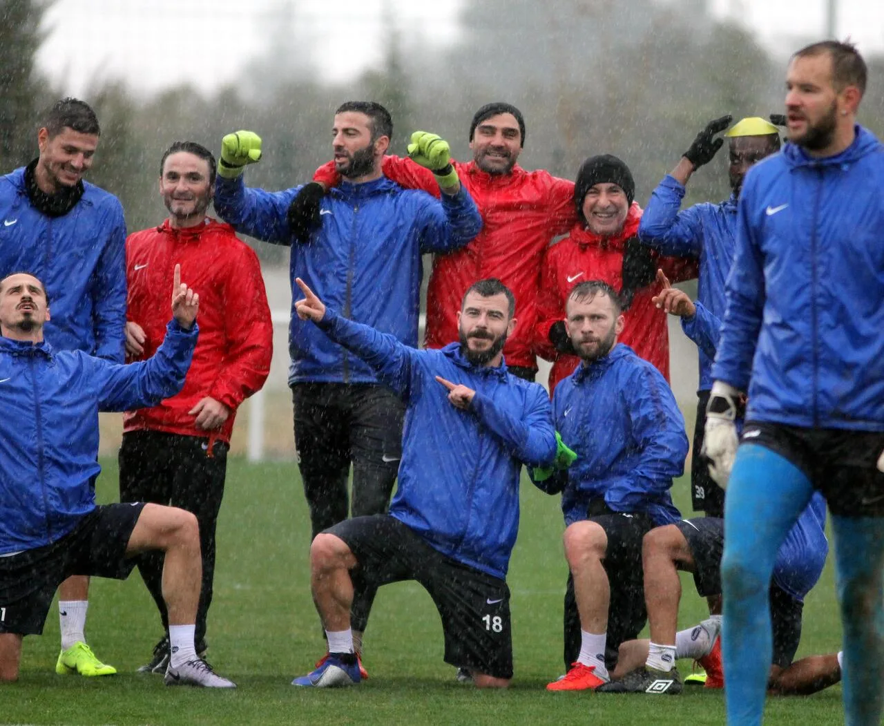 Antalyaspor’da Başakşehir maçı hazırlıkları yağmur altında devam etti