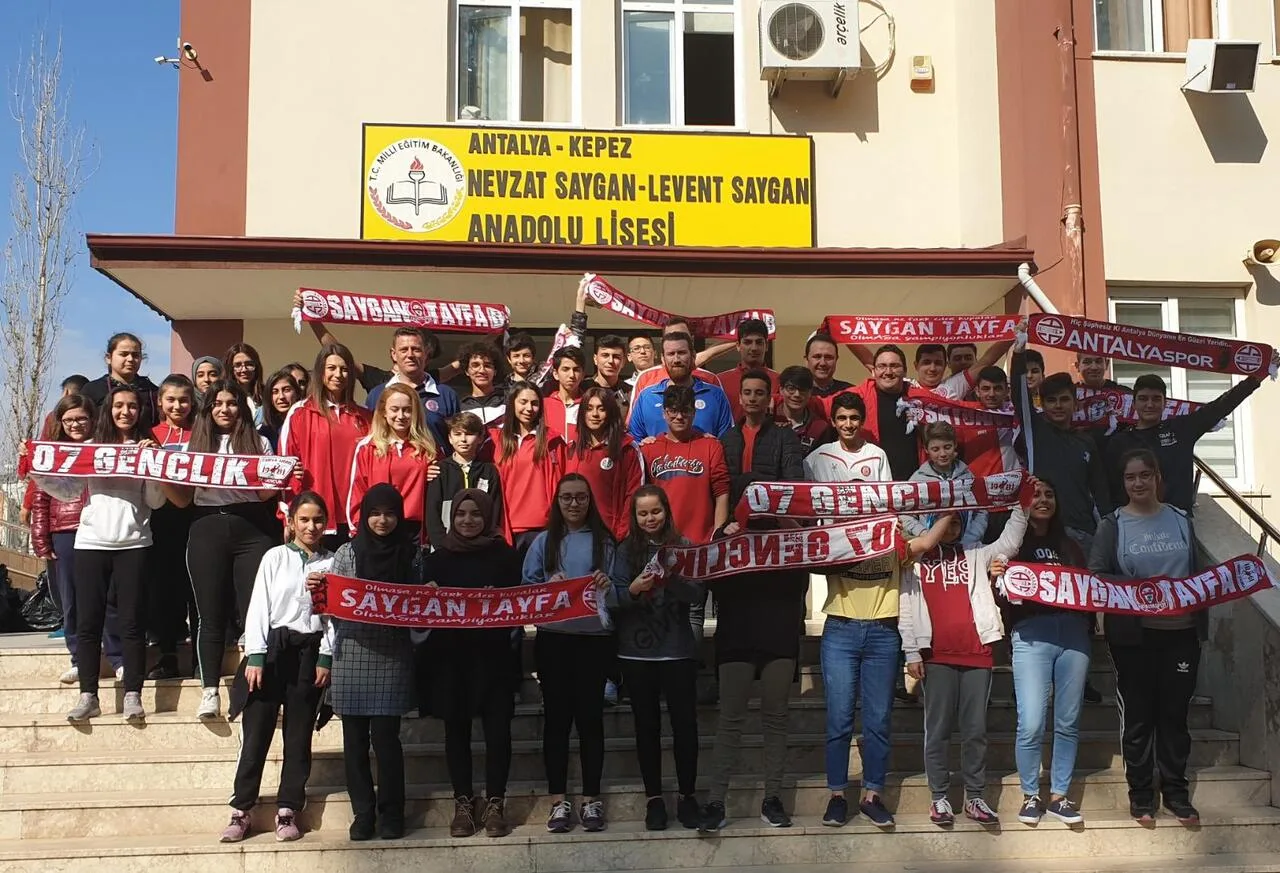 Antalyaspor hentbol ve voleybol sporcuları liseli gençlerle bir araya geldi