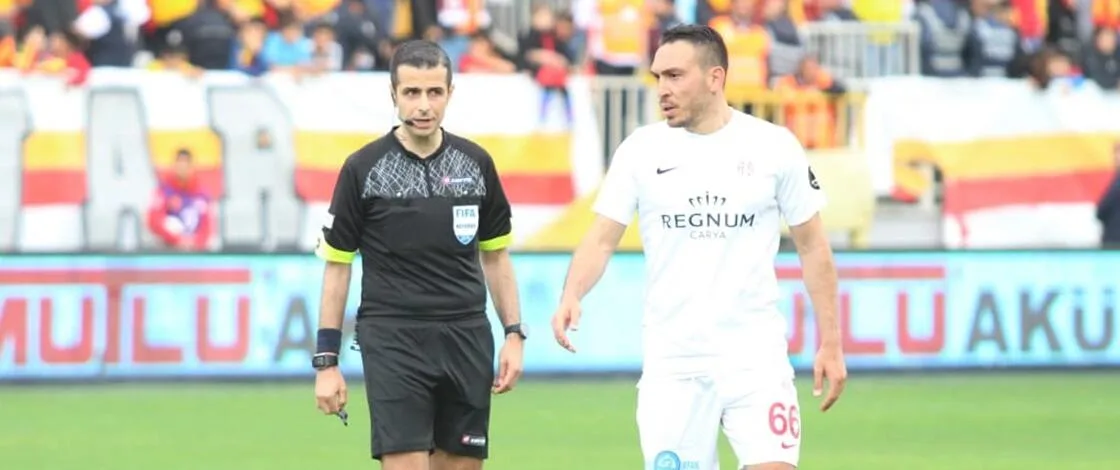 Mete Kalkavan’dan Antalyaspor aleyhine 2 penaltı, 15 sarı, 2 kırmızı kart!