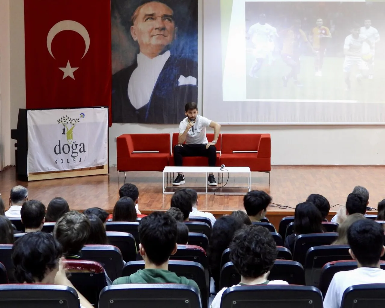 Doğukan Sinik’ten öğrencilere uygulamalı ofsayt dersi