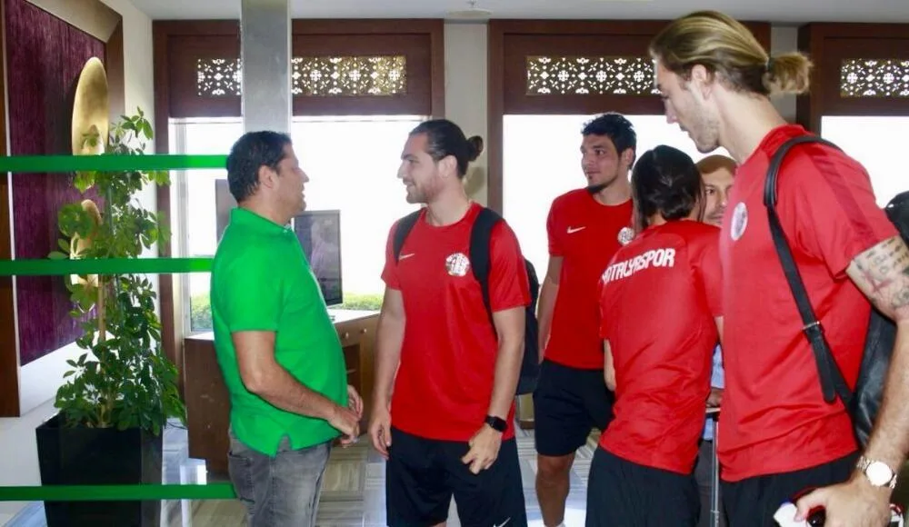 Antalyaspor’da krize geçici çözüm! Fesihlerin devamı gelebilir…