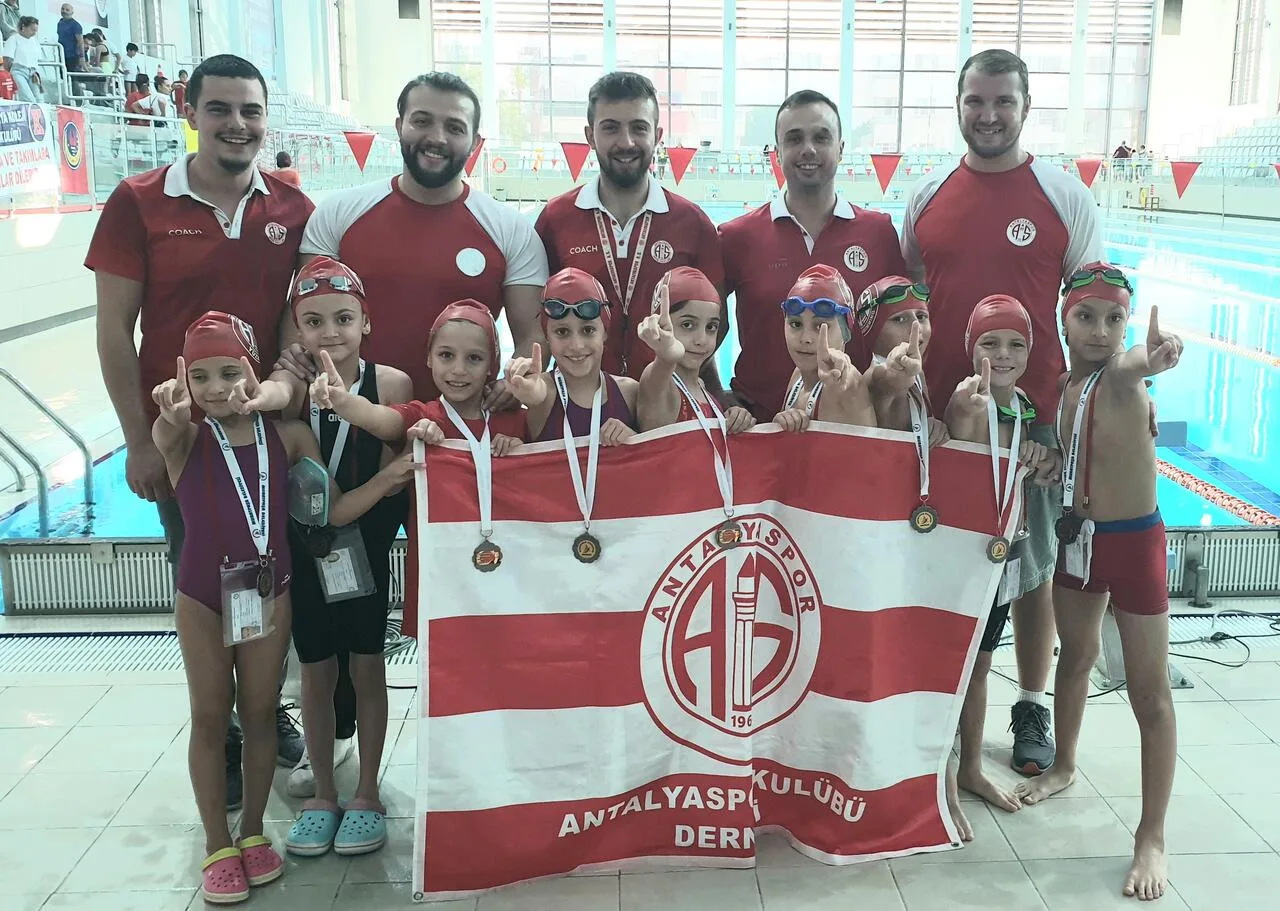 Antalyaspor Yüzme Takımı’ndan 26 madalya