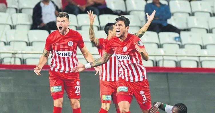 Antalyaspor’un stoperleri Süper Lig’in zirvesinde