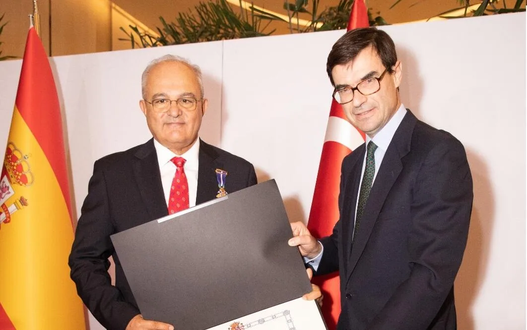 Akıncıoğlu nişanı taktı