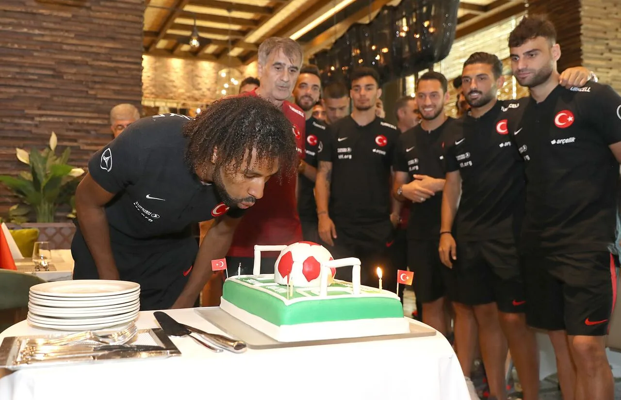 A Milli Takım kampında Nazım Sangare’ye kutlama