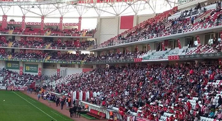 VIP tribününe Galatasaray formalarıyla gelince…