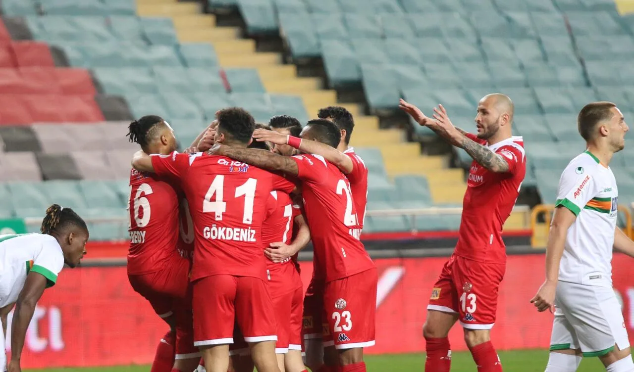 Antalyaspor’da 4 eksik, 4 belirsiz