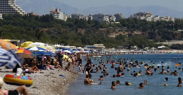 Antalya sahilleri doldu taştı