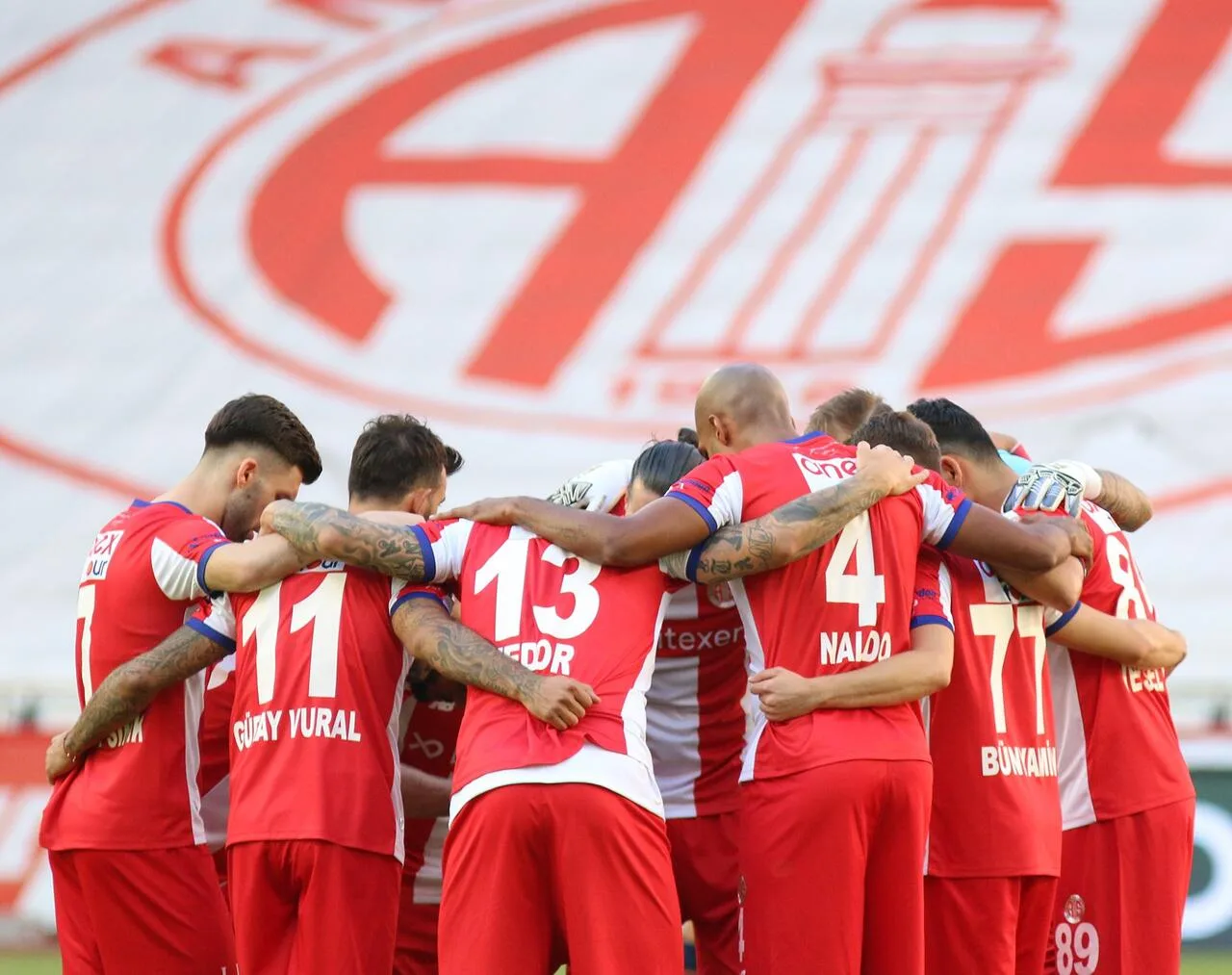 Antalyaspor’da futbolculardan taraftara 1000 bilet
