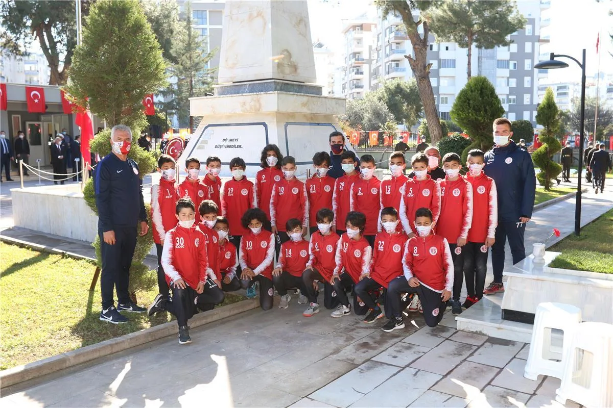 Antalyaspor’un minik futbolcuları şehitlerimizi unutmadı