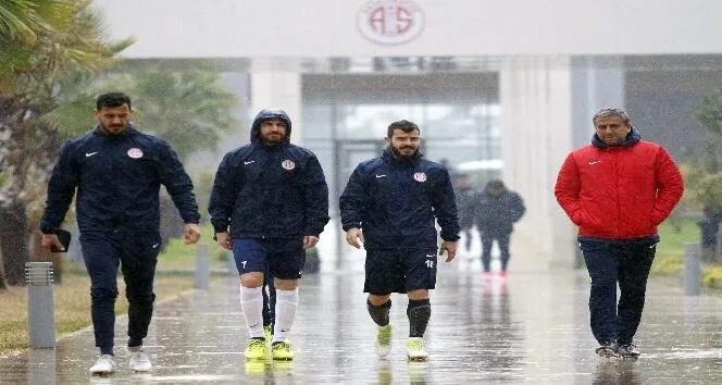 Antalyaspor hazırlıklarını sağanak yağmur altında sürdürdü