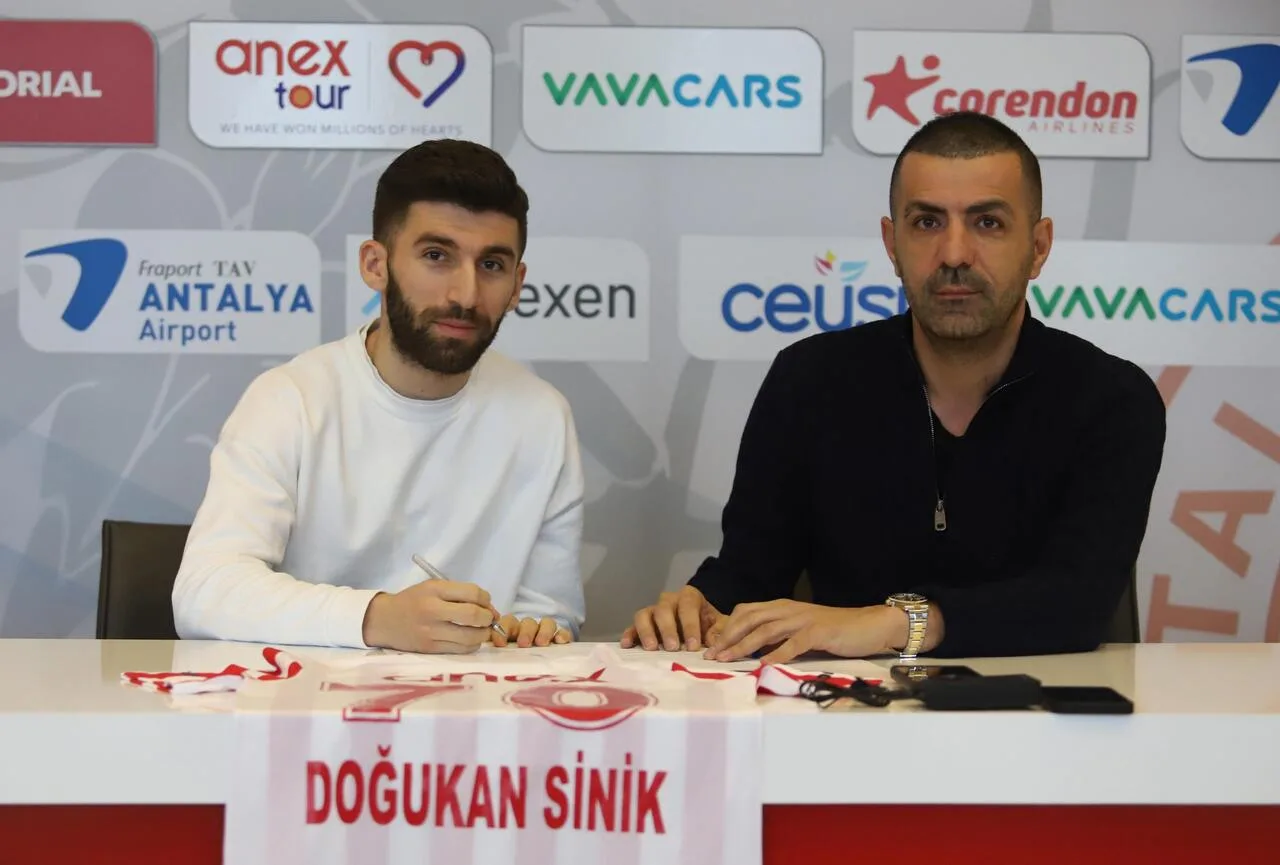 <strong>Doğukan Sinik yeniden Antalyaspor’da!</strong>