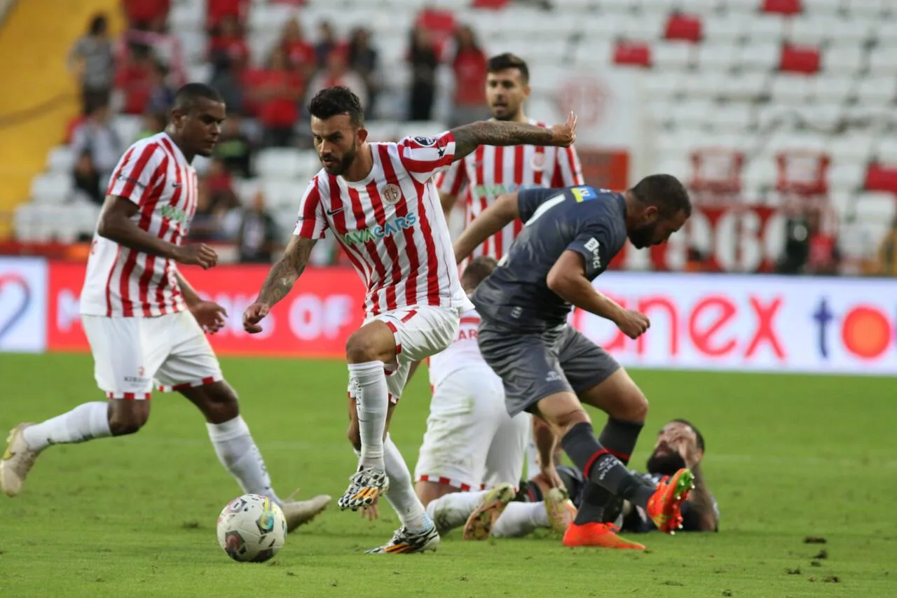Antalyaspor hem pozisyon buldu hem pozisyon verdi