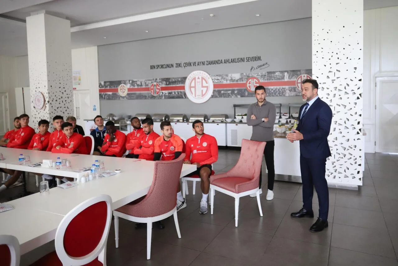 Sabri Gülel futbolcuların yüzünü güldürdü