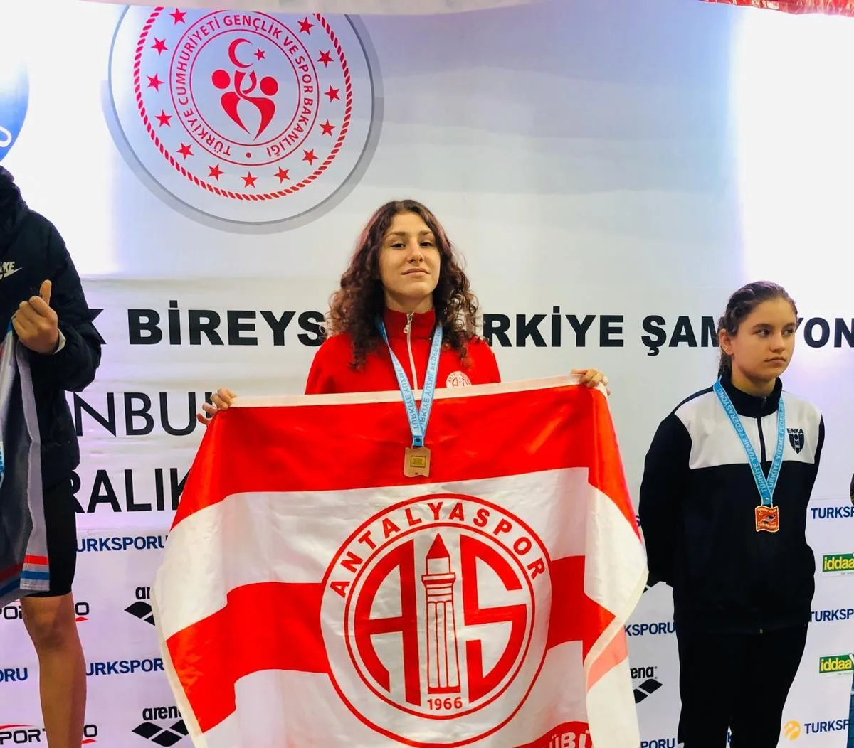 Kırmızı-Beyazlılar madalyaları topladı