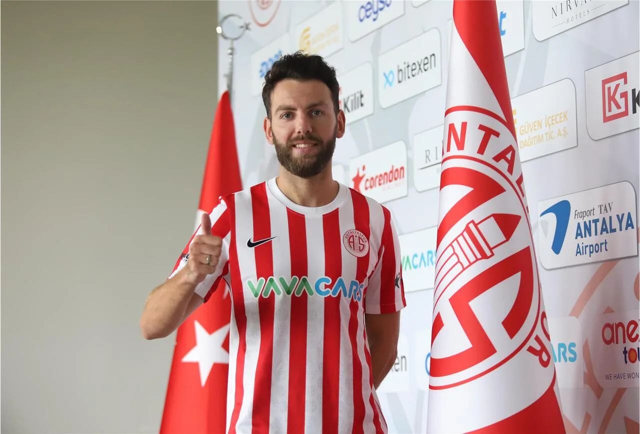 Erdal Rakip’ten 2.5 yıllık imza
