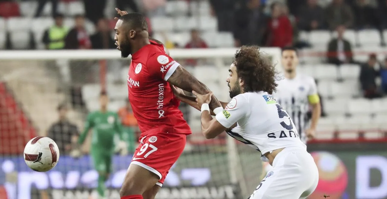 Assombalonga’dan zemin şikayeti