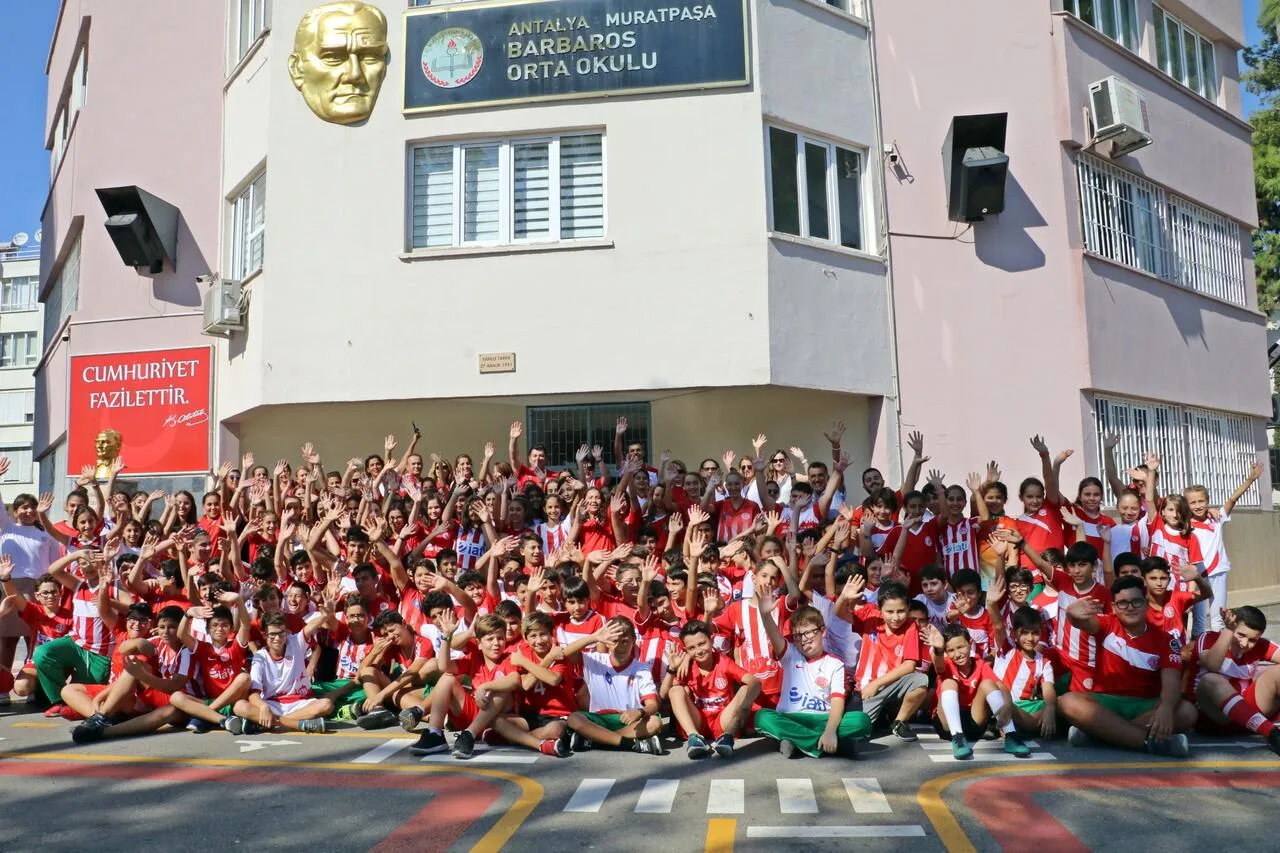 Antalyaspor forması, okul forması oluyor