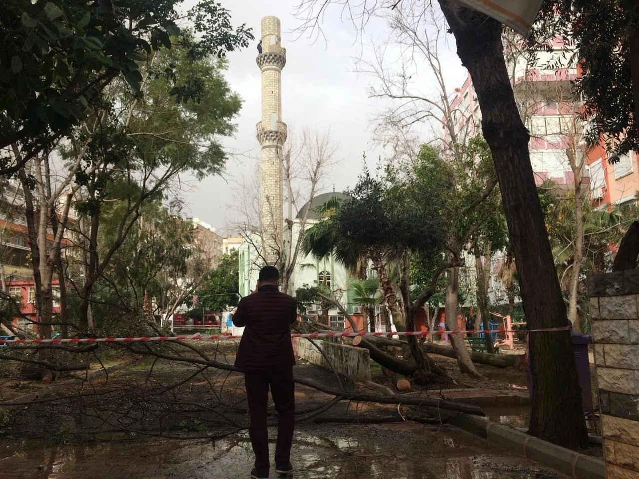 Antalya’da fırtına cami minaresini yıktı