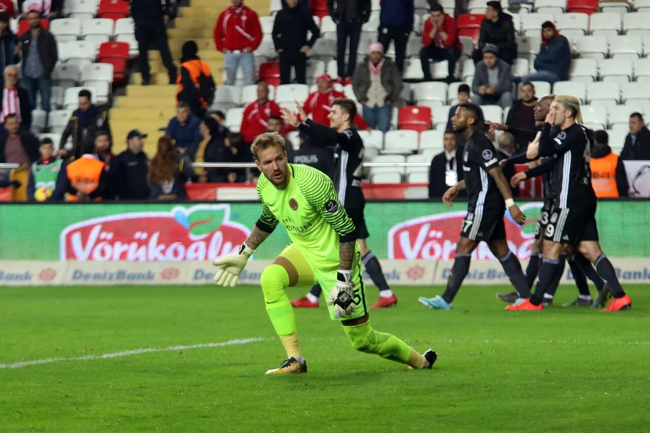 Antalyaspor’un unutulmaz kalecisi Adnan Karahan’dan Ruud Boffin’e destek