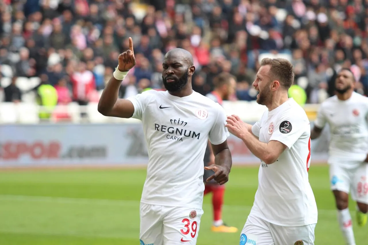 Doukara 10 gole ulaştı