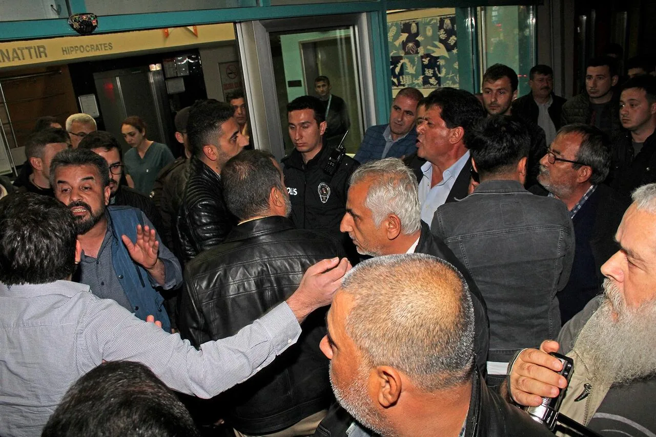 Kemer’de siyasi kavga büyüyor! Yaralılar var!