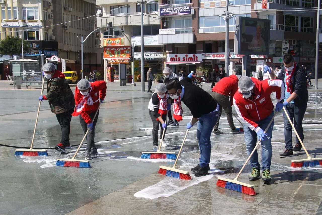 07 Gençlik’ten meydan temizliği