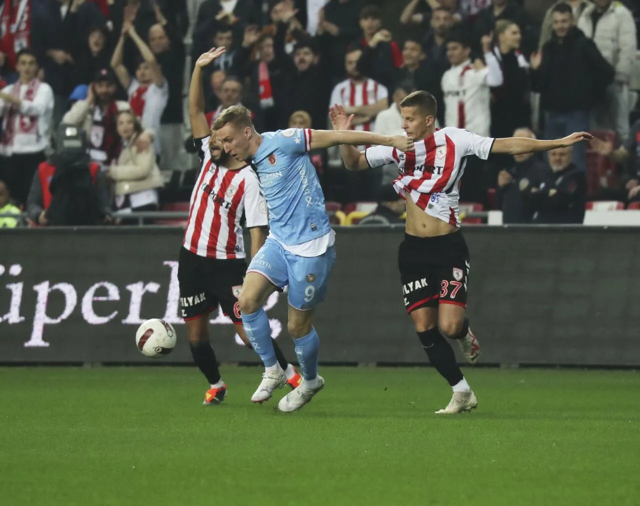 Adam Buksa’dan Antalyaspor yönetimine sert sözler
