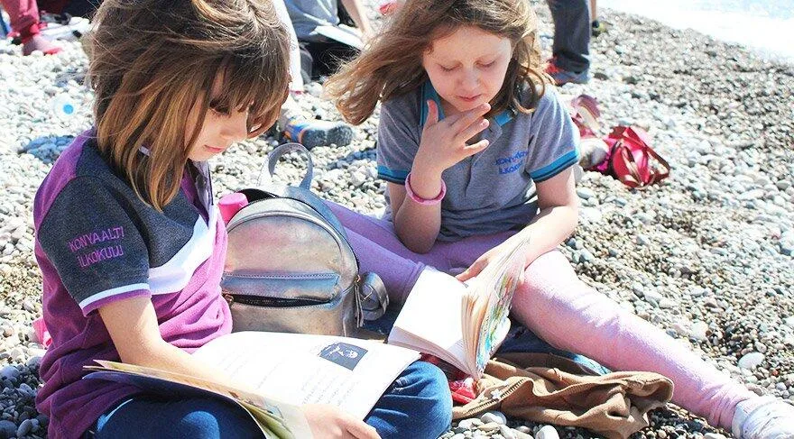 Minikler bu kez Konyaaltı Sahili’nde okudular