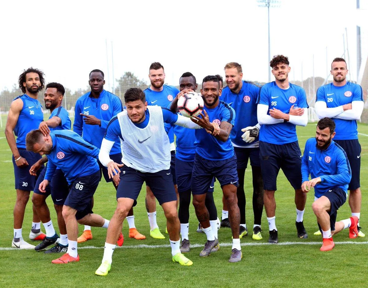 Antalyaspor’da eksik isimlerin yerine kimler oynayacak?