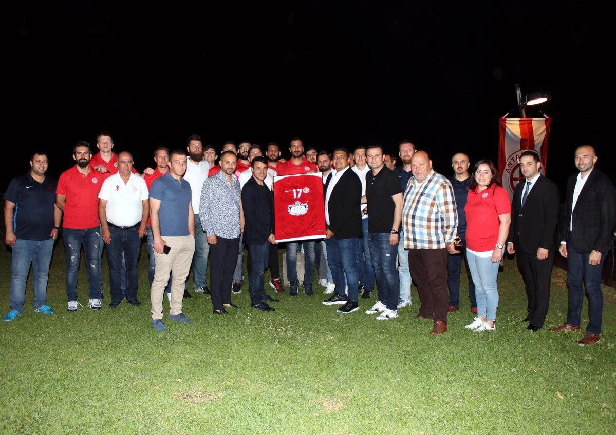 Tarih yazan takım iftarda bir araya geldi