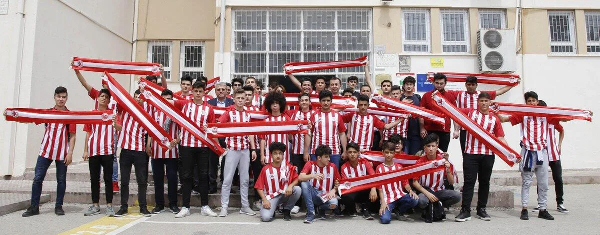 Turgay Genç’ten öğrencilere Antalyaspor forması