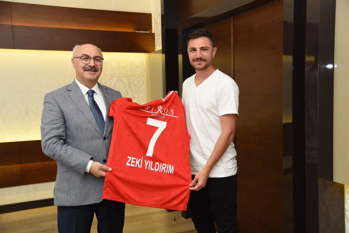 Zeki Yıldırım’dan Aydın Valisi’ne Antalyaspor forması
