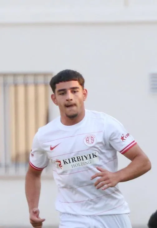 Devran Şenyurt Antalyaspor formasını giydi