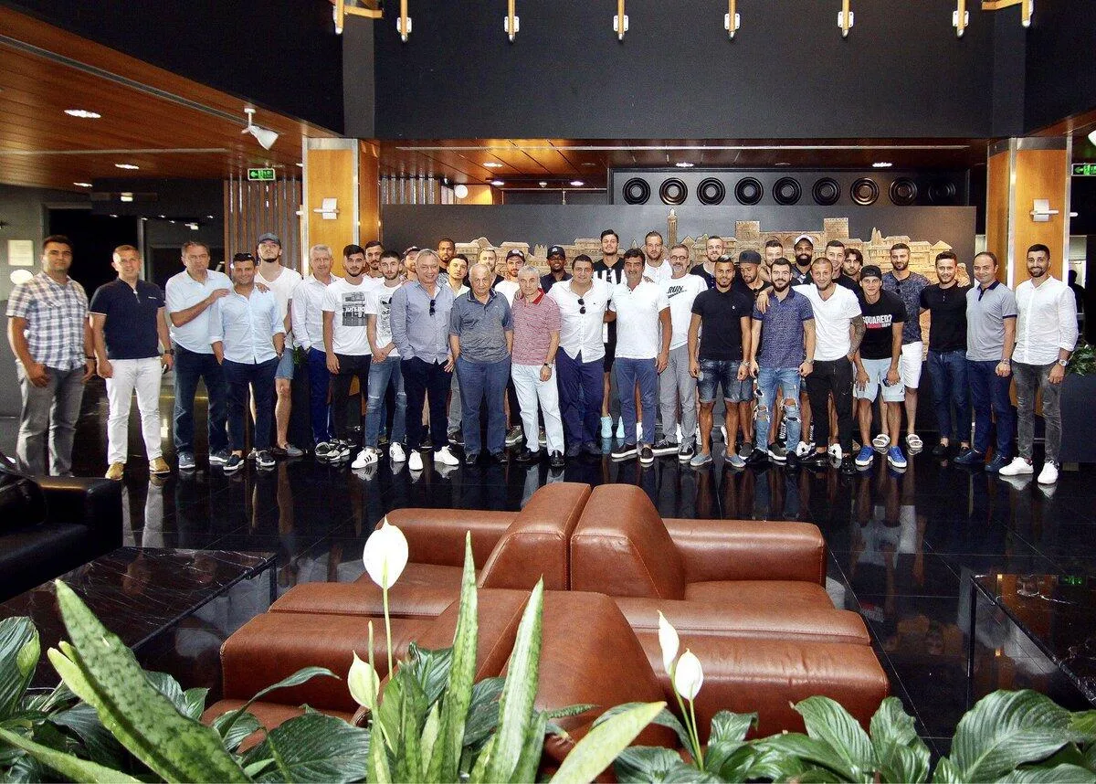 Antalyaspor tam kadro yemekte