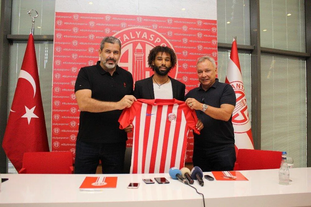 Antalyaspor,yeni transferine imzayı attırdı