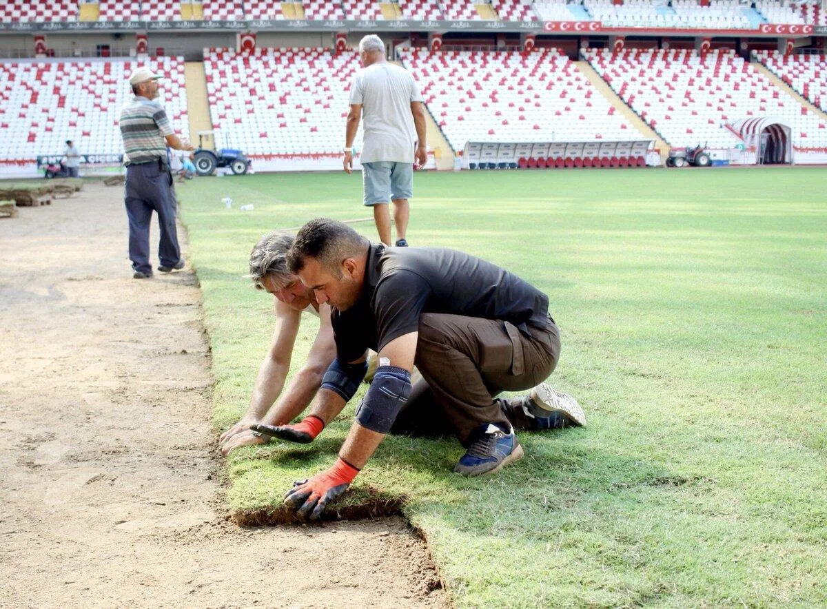 Antalya Stadyumu’nun çimleri yenileniyor