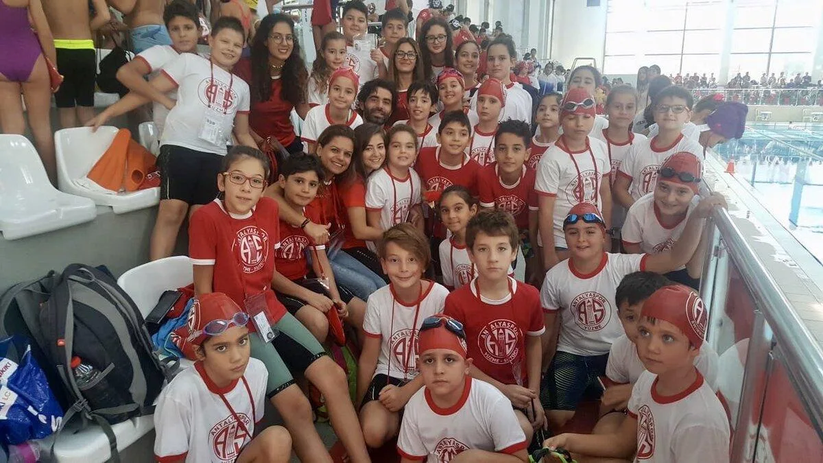 Antalyasporlu yüzücülerden 3 derece