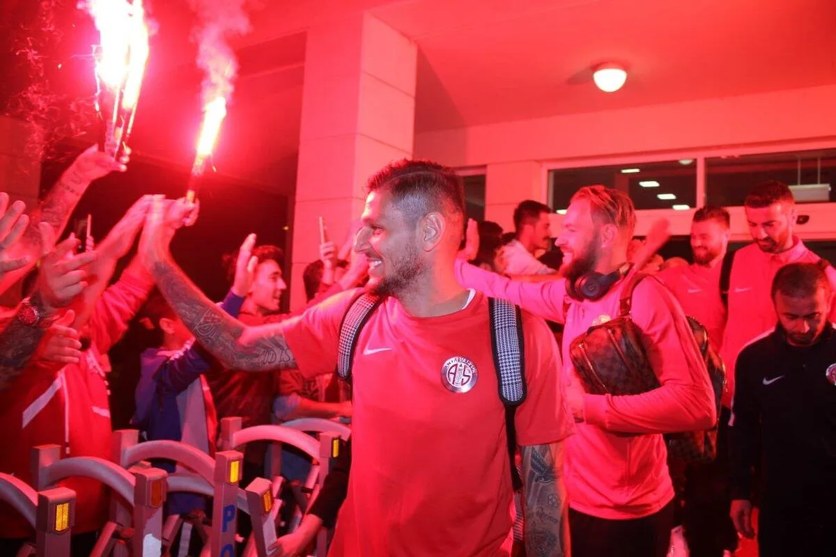 Antalyaspor taraftarından muhteşem karşılama