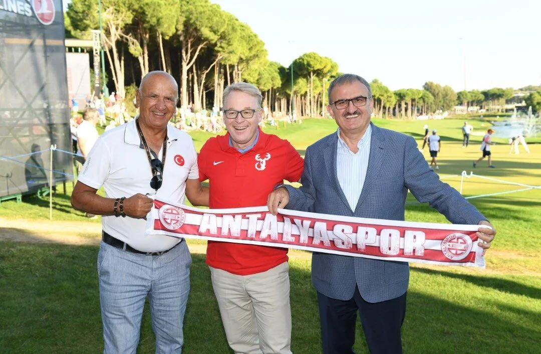 Vali Karaloğlu Antalyaspor forması hediye etti