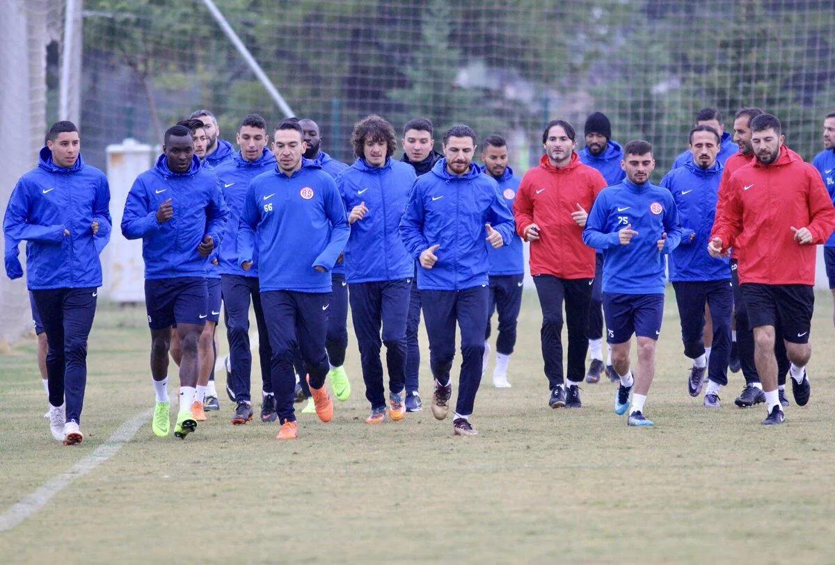 Antalyaspor’da 3 futbolcuya asker yolu göründü