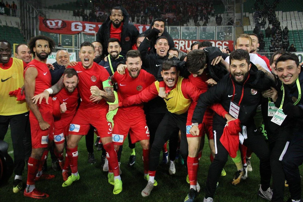Antalyaspor deplasmanda fark yaratmaya devam ediyor