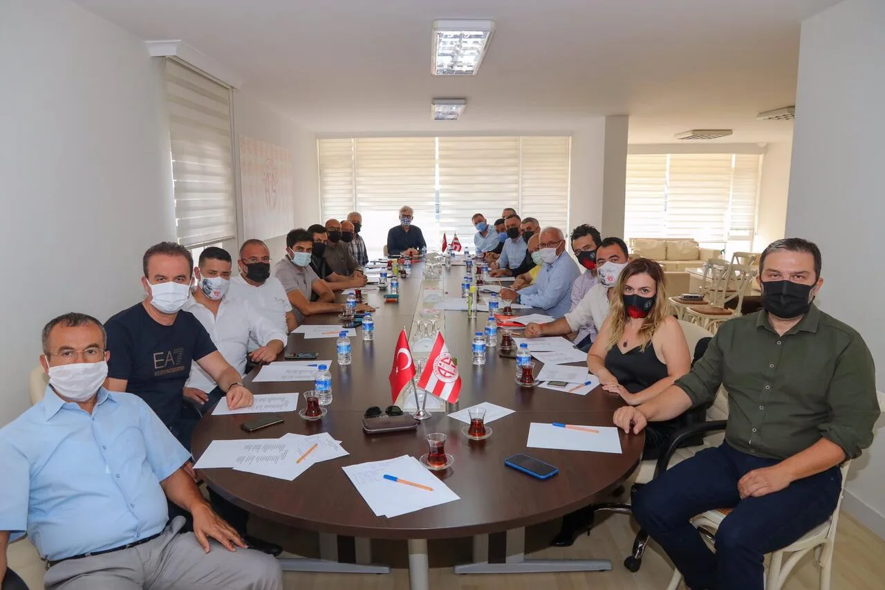 Krizin ilk habercisi ! Antalyaspor Kulübü Derneği’nde yedek yöneticiler çizildi !