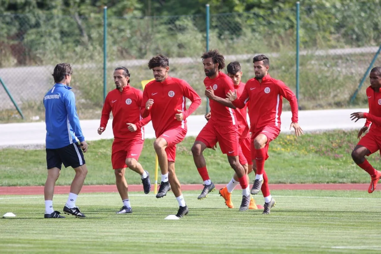 Antalyaspor’da kadro gençleşiyor
