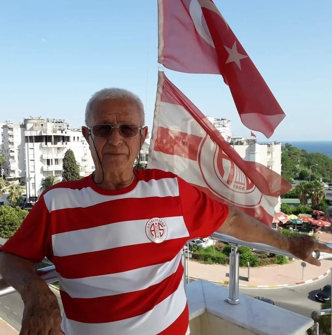 Tribünlerin sevilen ismi hayatını kaybetti