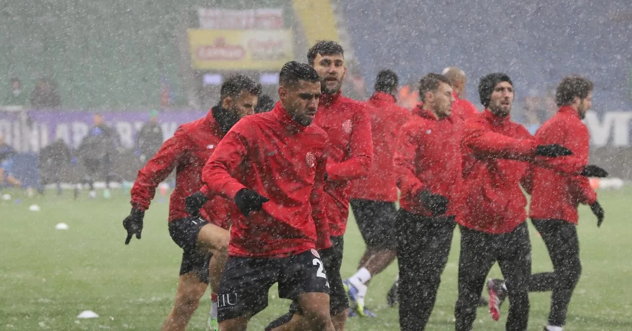 Çaykur Rizespor – FTA Antalyaspor maçı kar engeline takıldı