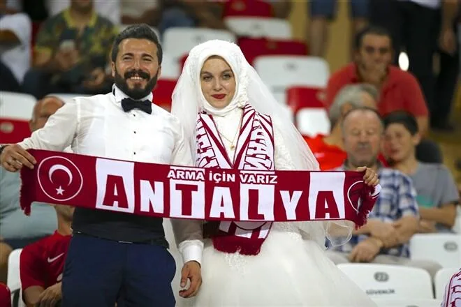 Antalyaspor maçında evlilik teklifi!