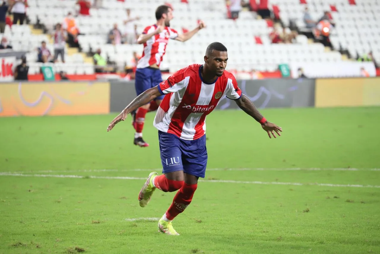 Haji Wright’tan ilk hattrick
